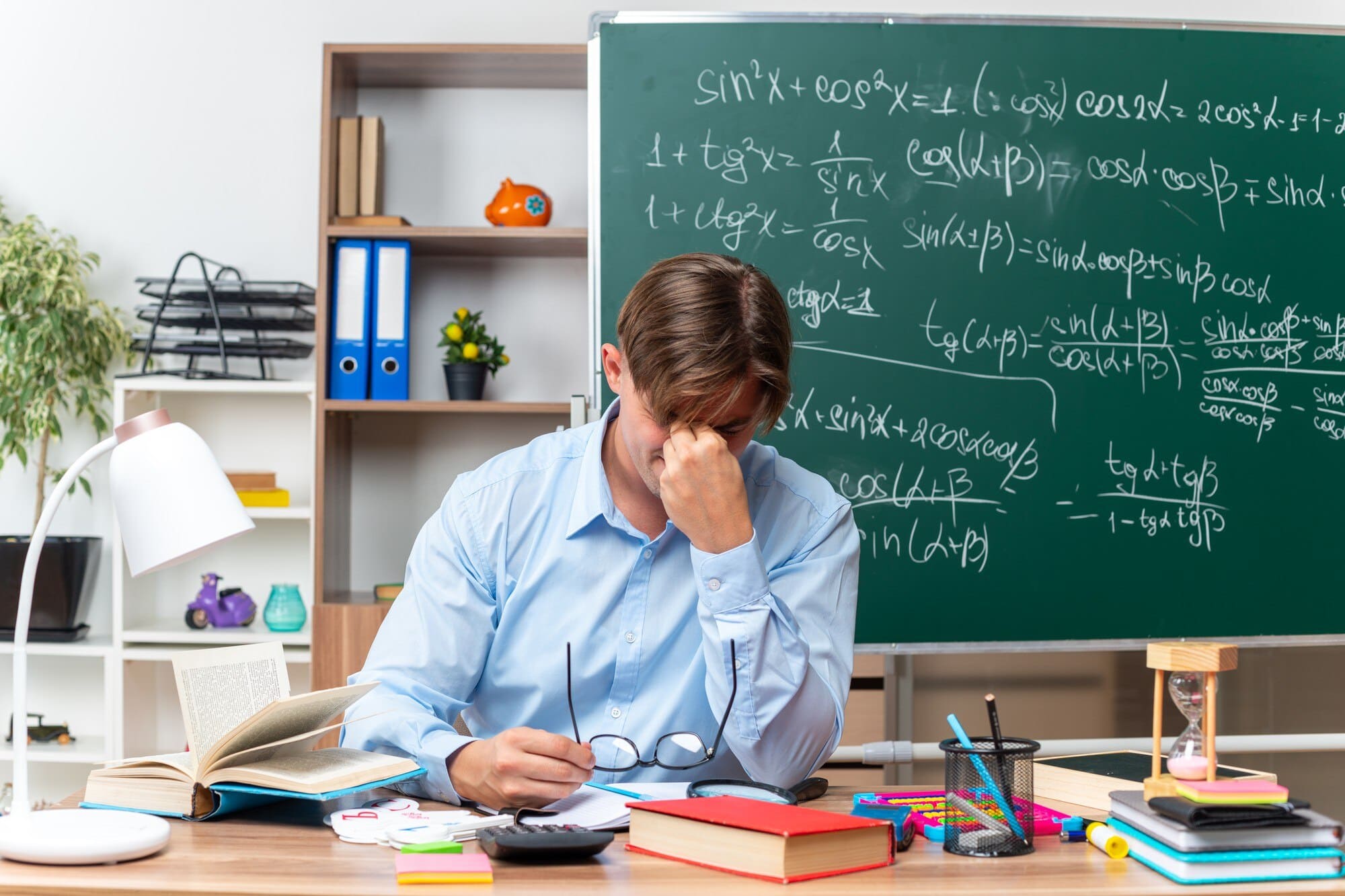 Profesor estresado en un salon de clases