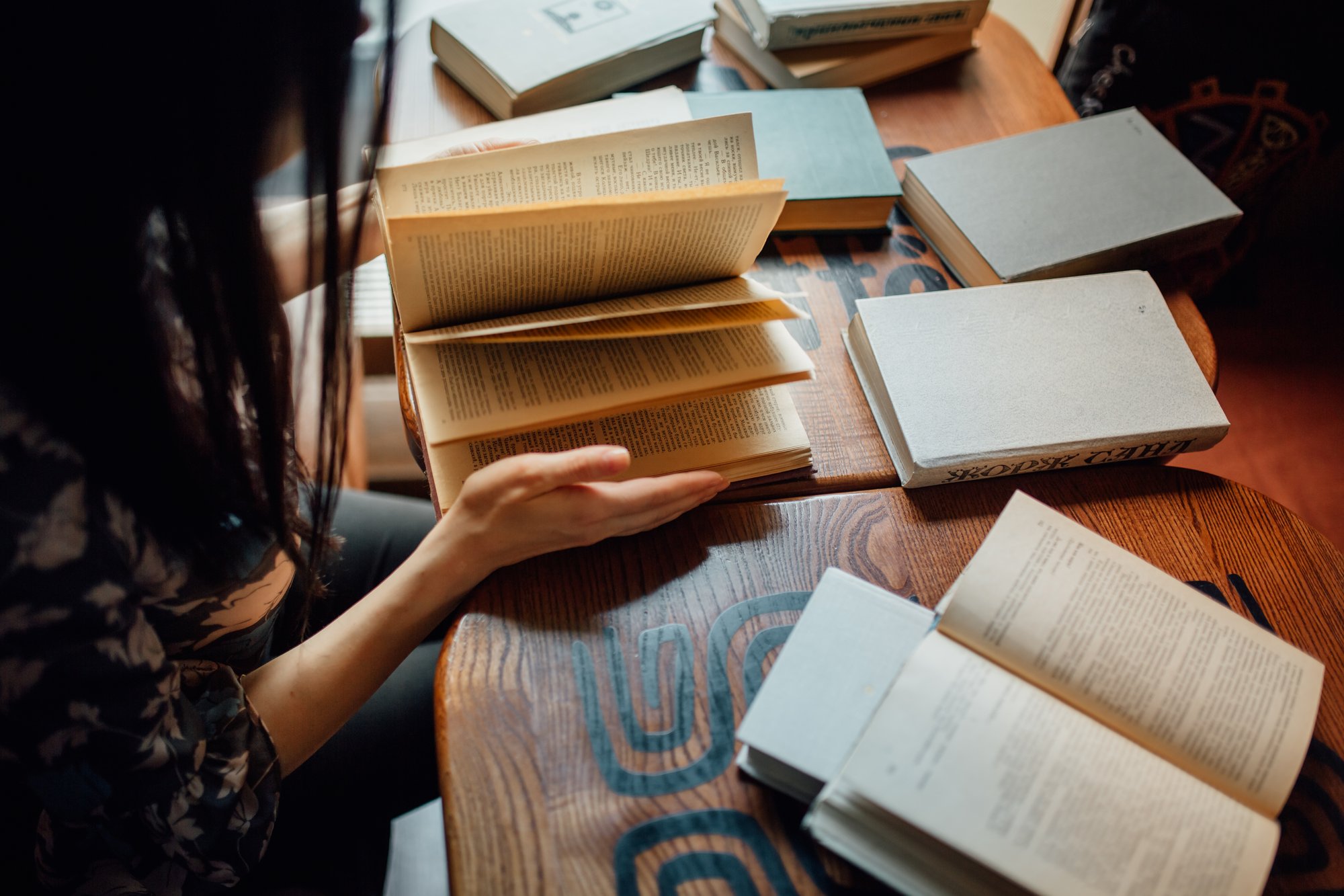 close-up-image-of-a-beautiful-caucasian-woman-read-2024-10-22-08-54-17-utc