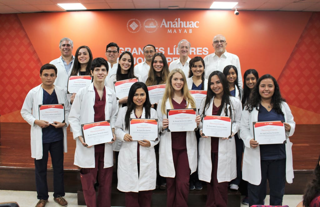 Alumnos de odontología que recibieron Excelencia Académica