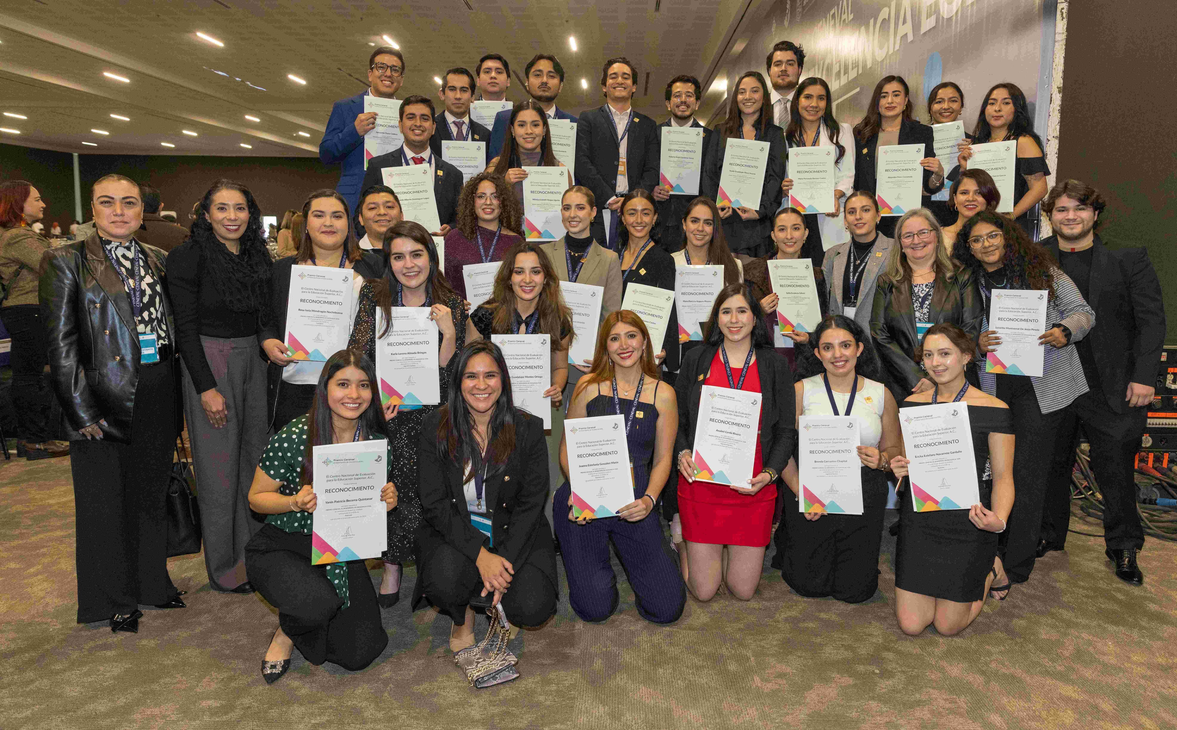 Sebastian Loria Reciben Premio CENEVAL por su Excelencia Académica