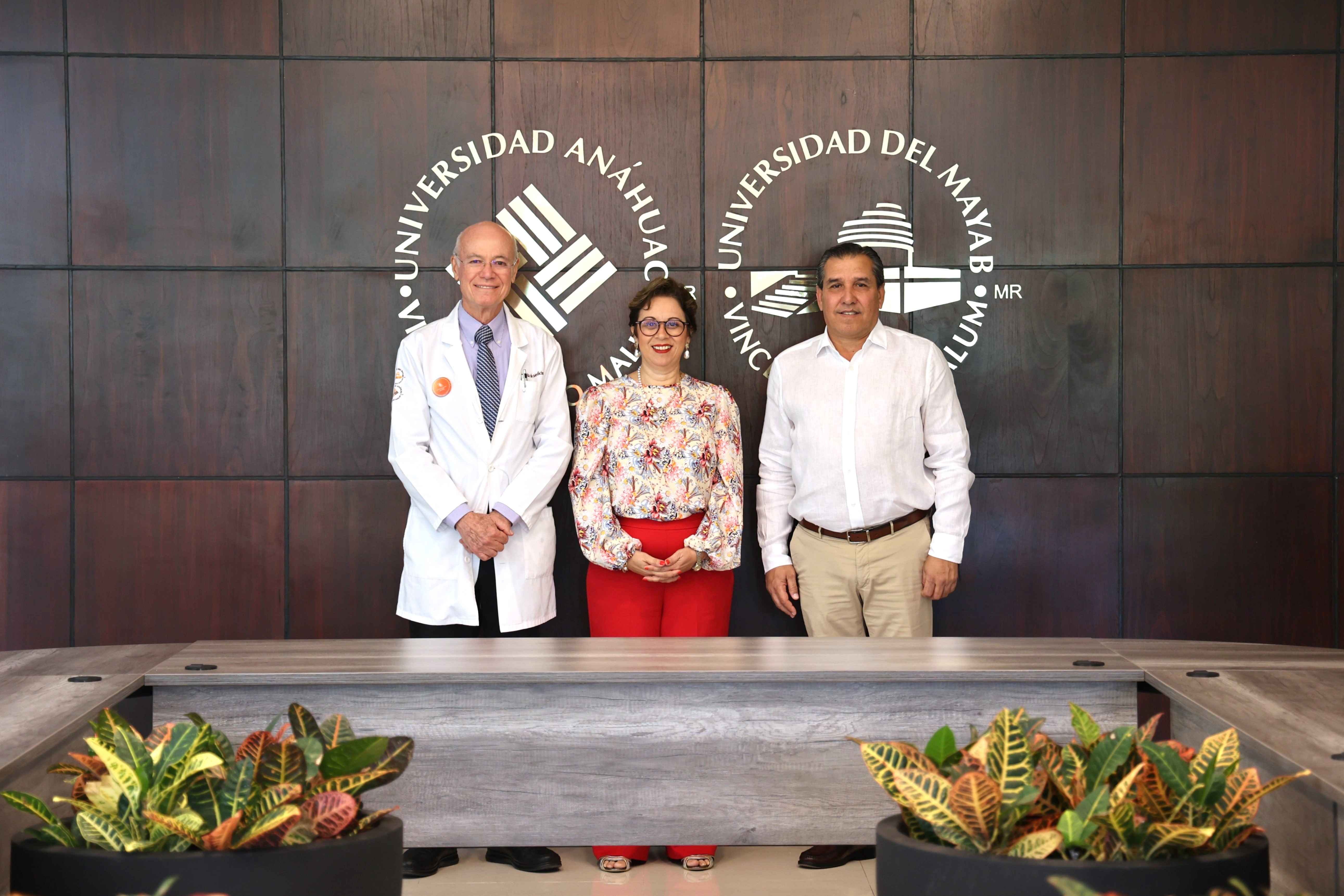 (Izq.-Der.) Dr. José Manuel Echeverría, Dra. Marisol Tello y Dr. Agustín Novas