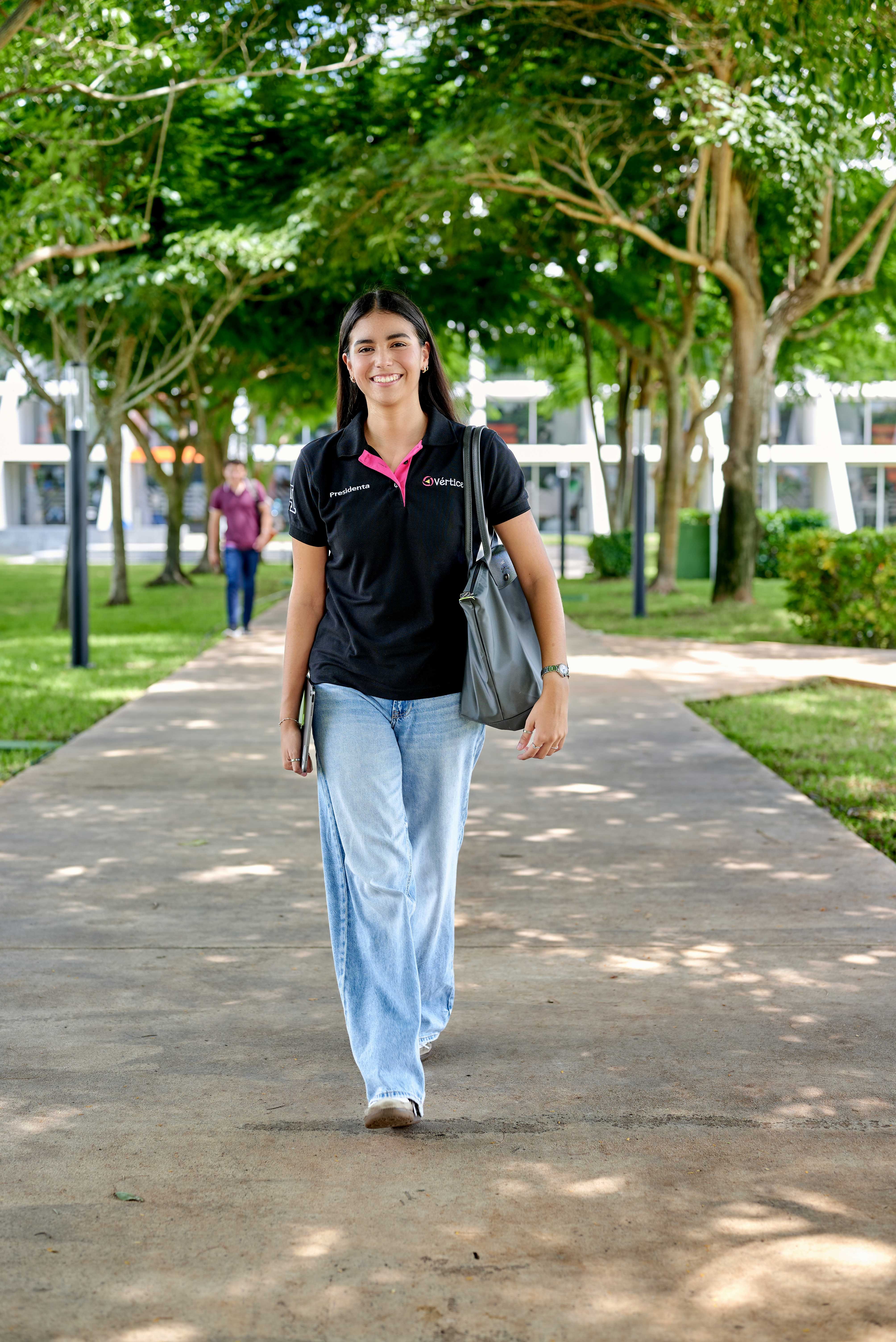 Victoria Morales en el campus Anáhuac Mayab