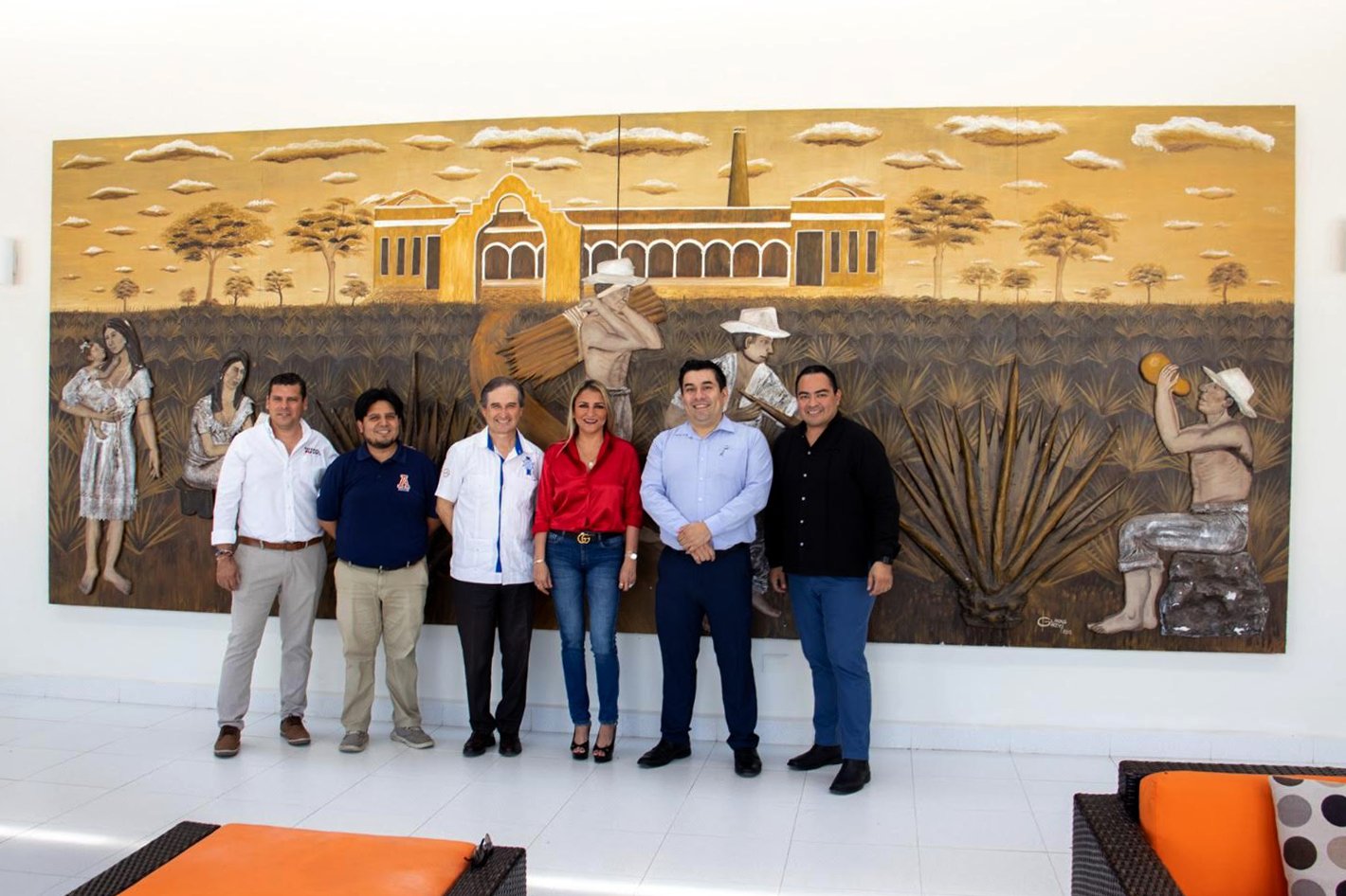 miembros de la universidad anahuac mayab y national soft se encuentran delante de un mural en le cordon bleu
