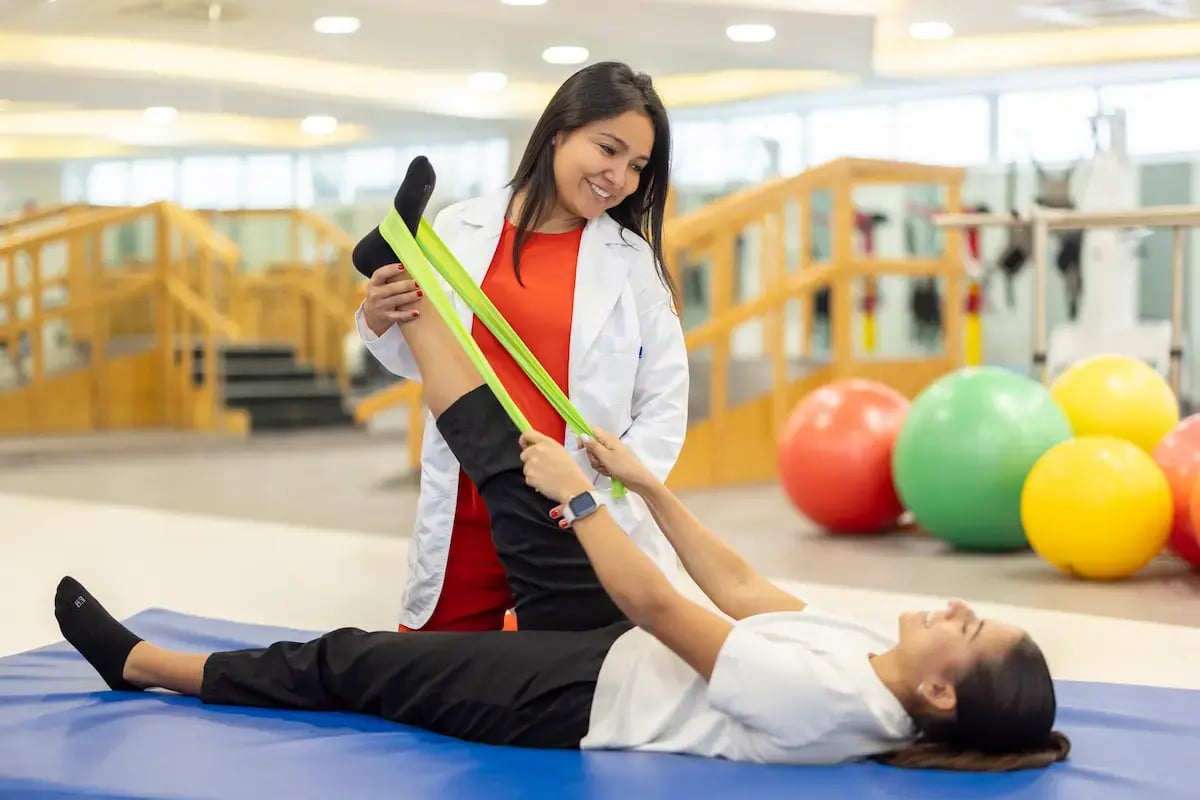 La Terapia Física y Rehabilitación se enfoca en la recuperación integral, incluyendo aspectos físicos, emocionales y sociales.