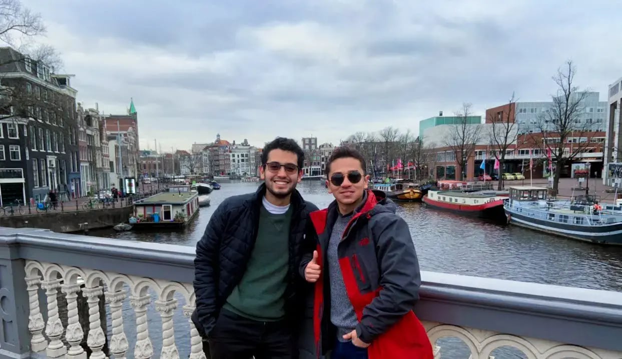 Para una experiencia global debes buscar un programa con alianzas globales, prácticas profesionales en cadenas hoteleras internacionales o un doble grado con una universidad en Europa 
