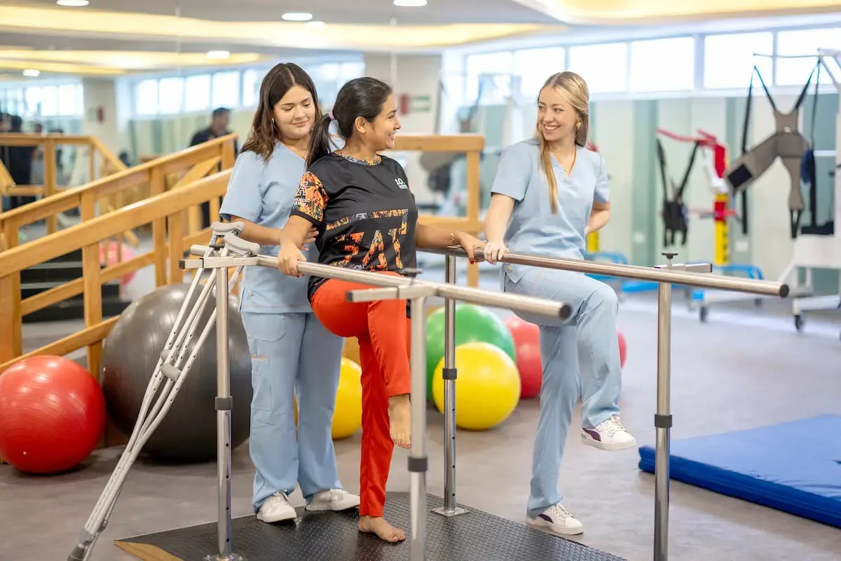 La Terapia Física y Rehabilitación es una disciplina que promueve el bienestar integral y mejora la calidad de vida de las personas.