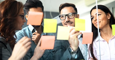 personas trabajando en un area de networking 