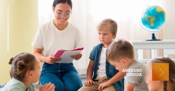 Maestra y alumnos aprendiendo en clase