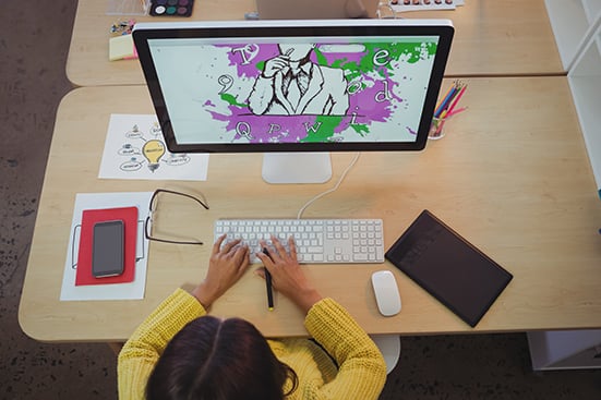 mujer que diseña en una oficina 