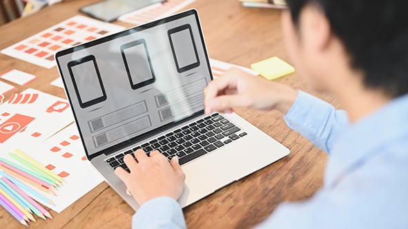 hombre que diseña en su computadora una interfaz en una oficina 