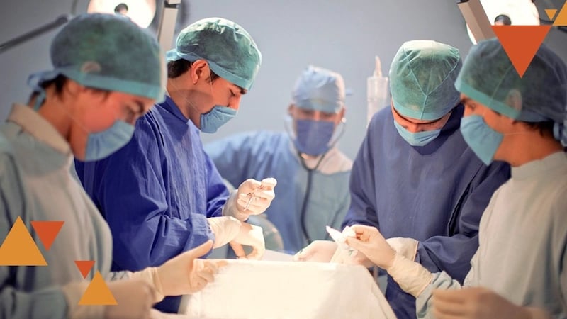 grupo de doctores en una operación