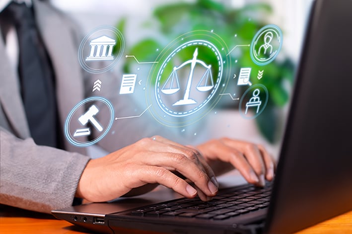 chica teclea en su computadora buscando servicios legales