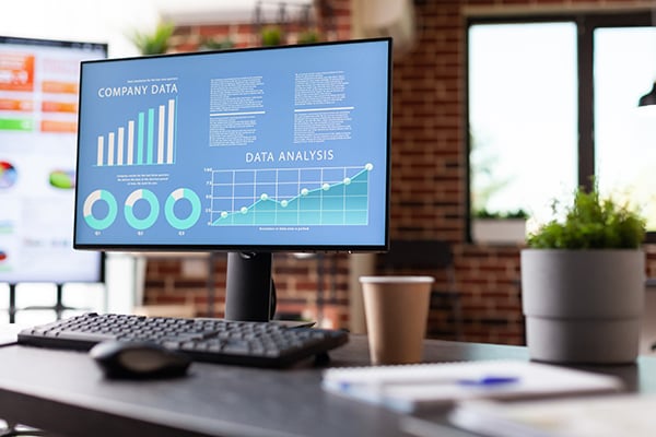 monitor con graficas que muestran un analisis de la compania en una oficina 