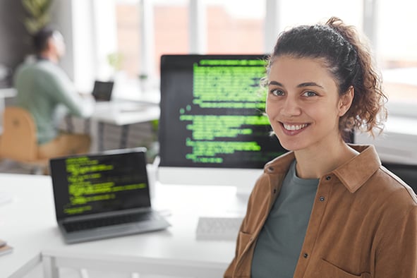mujer enfrente de la pantalla con codigos
