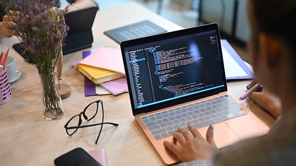 hombre codifica en su laptop en la oficina