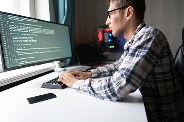 programador-enfrente-de-su-computadora