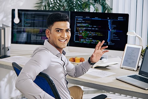 programador en una oficina saludando 
