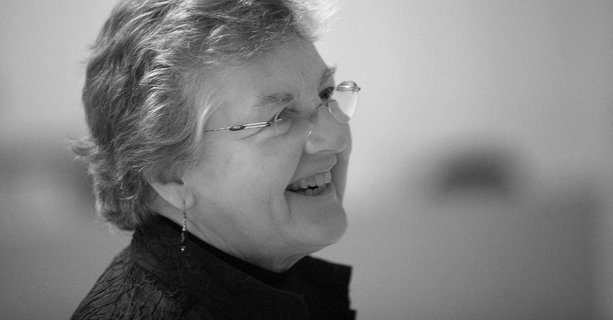 Frances Allen de perfil sonriendo en escala de grises