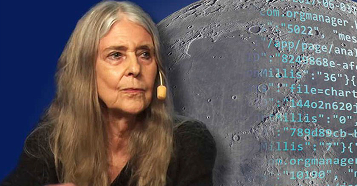 Margaret Hamilton con microfono de diadema de fondo la luna con codigo sobre escrito 