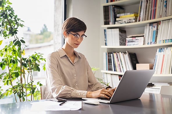 mujer trabajando con laptop en su casa