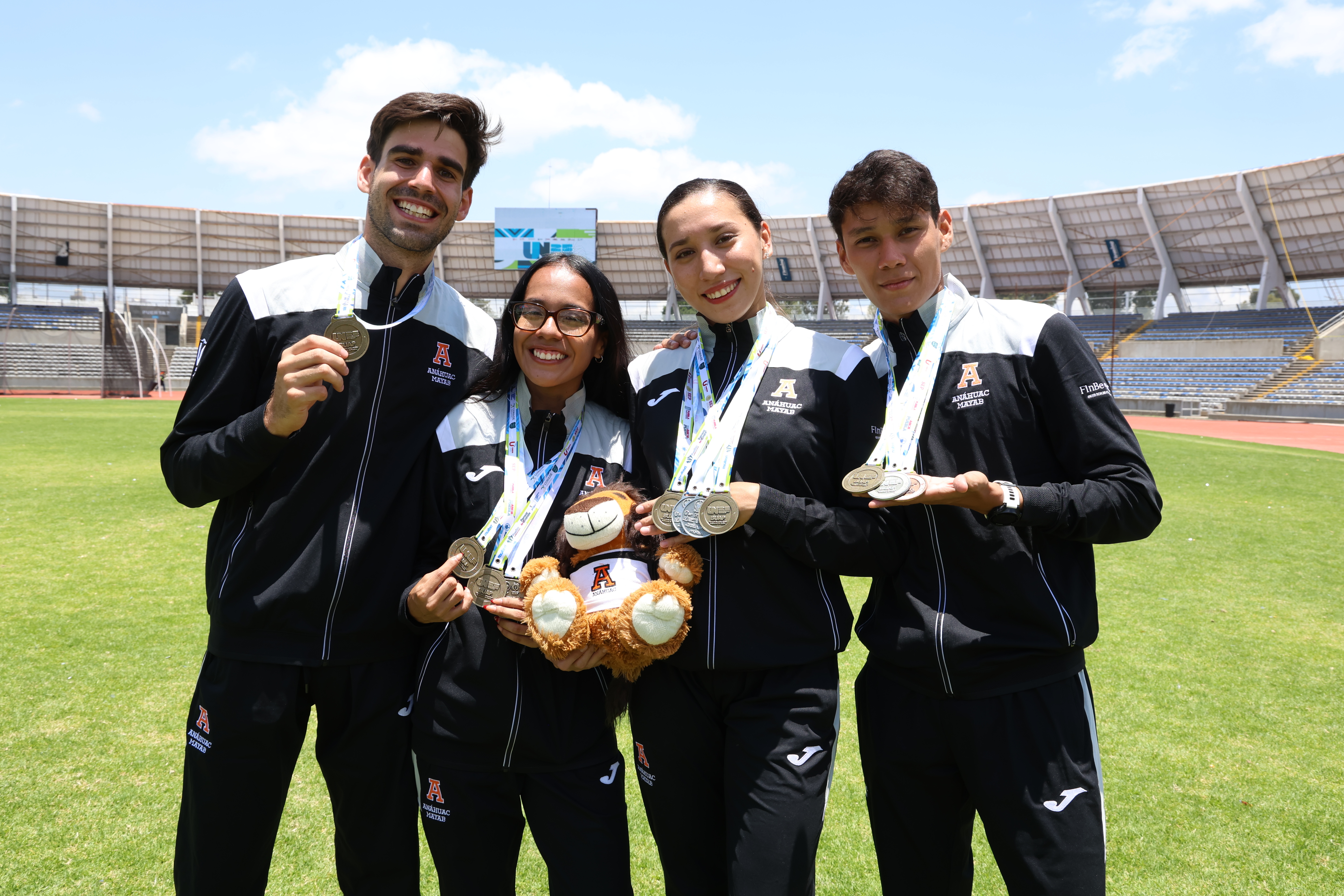 Emiliano Vega, Antonio Ucha, Iris Morales y María José Romero_medalla de oro_relevo mixto 4x400m (1)
