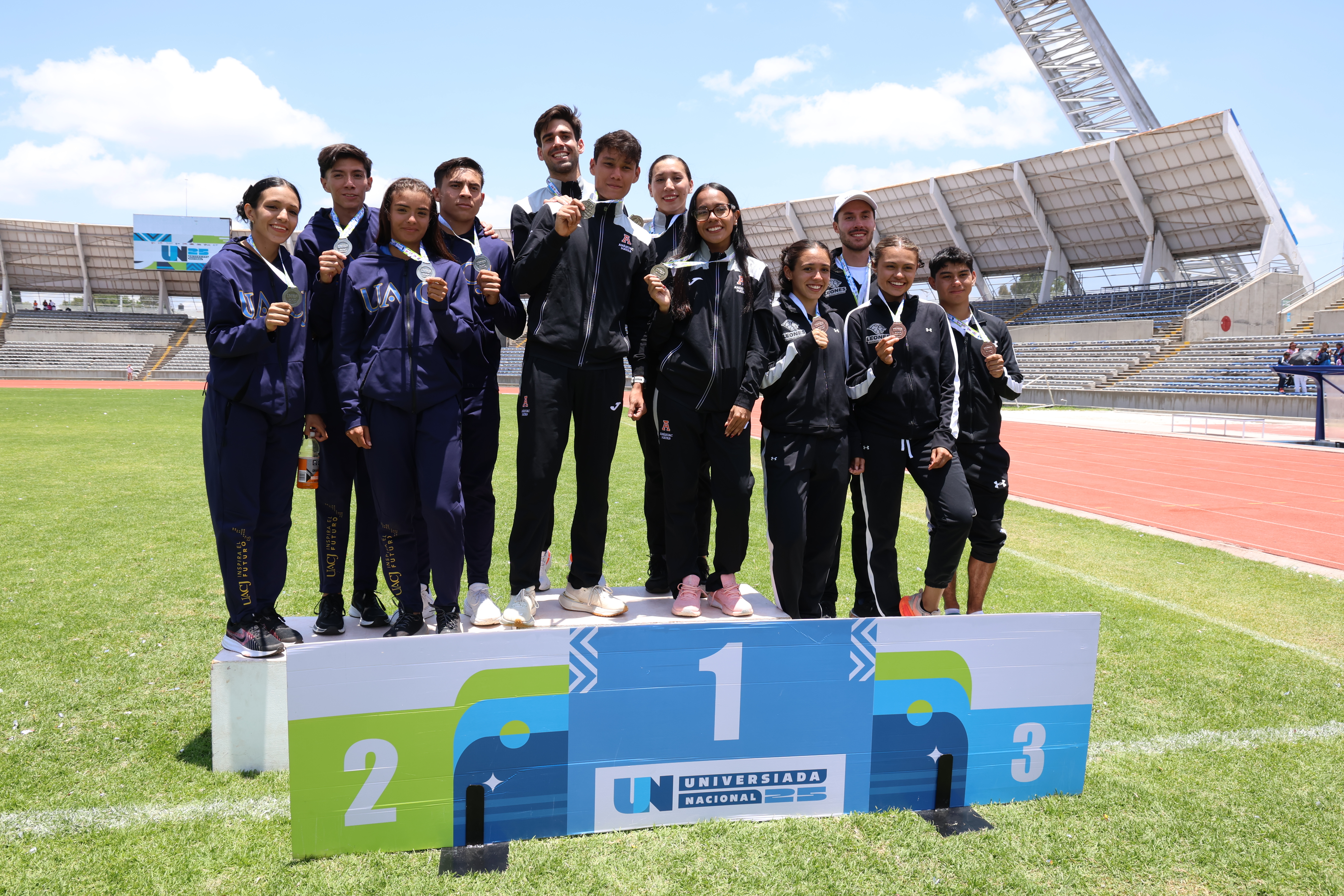 Emiliano Vega, Antonio Ucha, Iris Morales y María José Romero_medalla de oro_relevo mixto 4x400m (2)