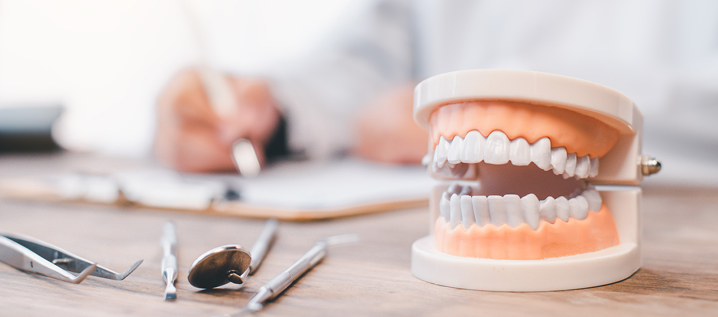 imagen de dientes y utensilios de odontología