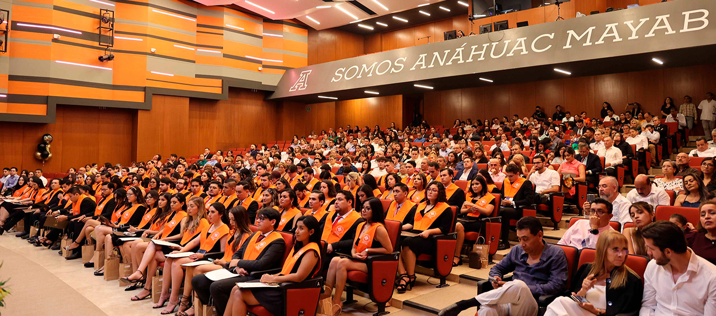 alumnos de medicina durante ceremonia de graduación 2023