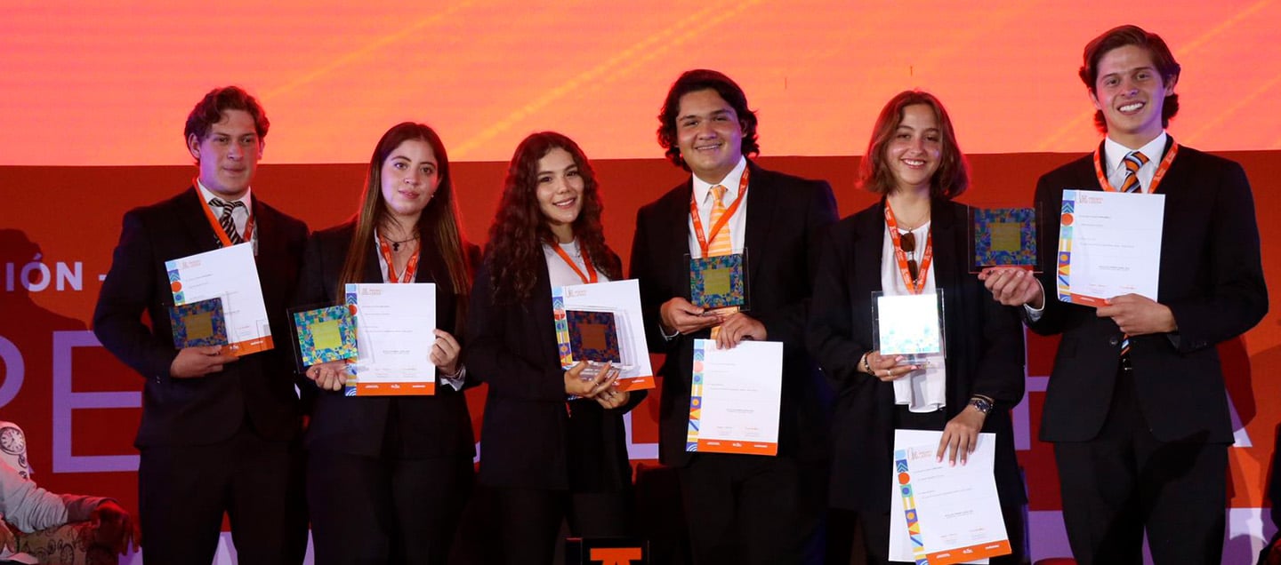 Alumnos ganadores durante Premio Lidera 2022
