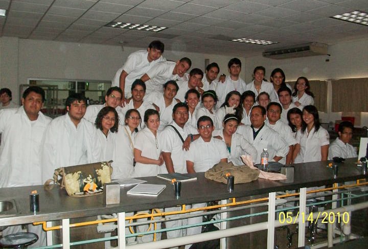 FOTO17_DrAquino_histórica_alumnos-2