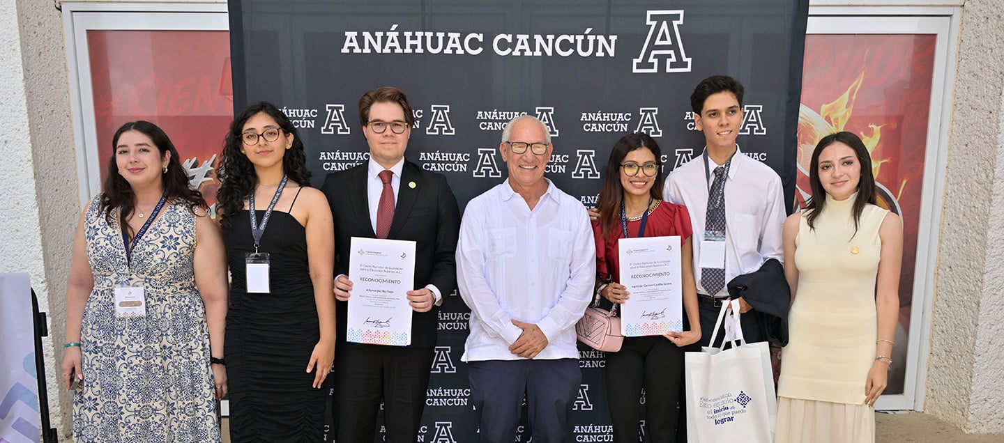 foto del articulo Premio CENEVAL a egresados Anáhuac Mayab