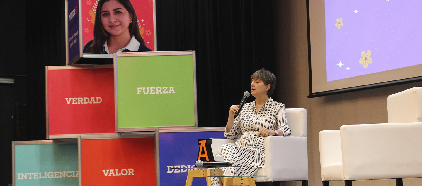 Maru Cárdenas durante su ponencia en la Anáhuac Mérida