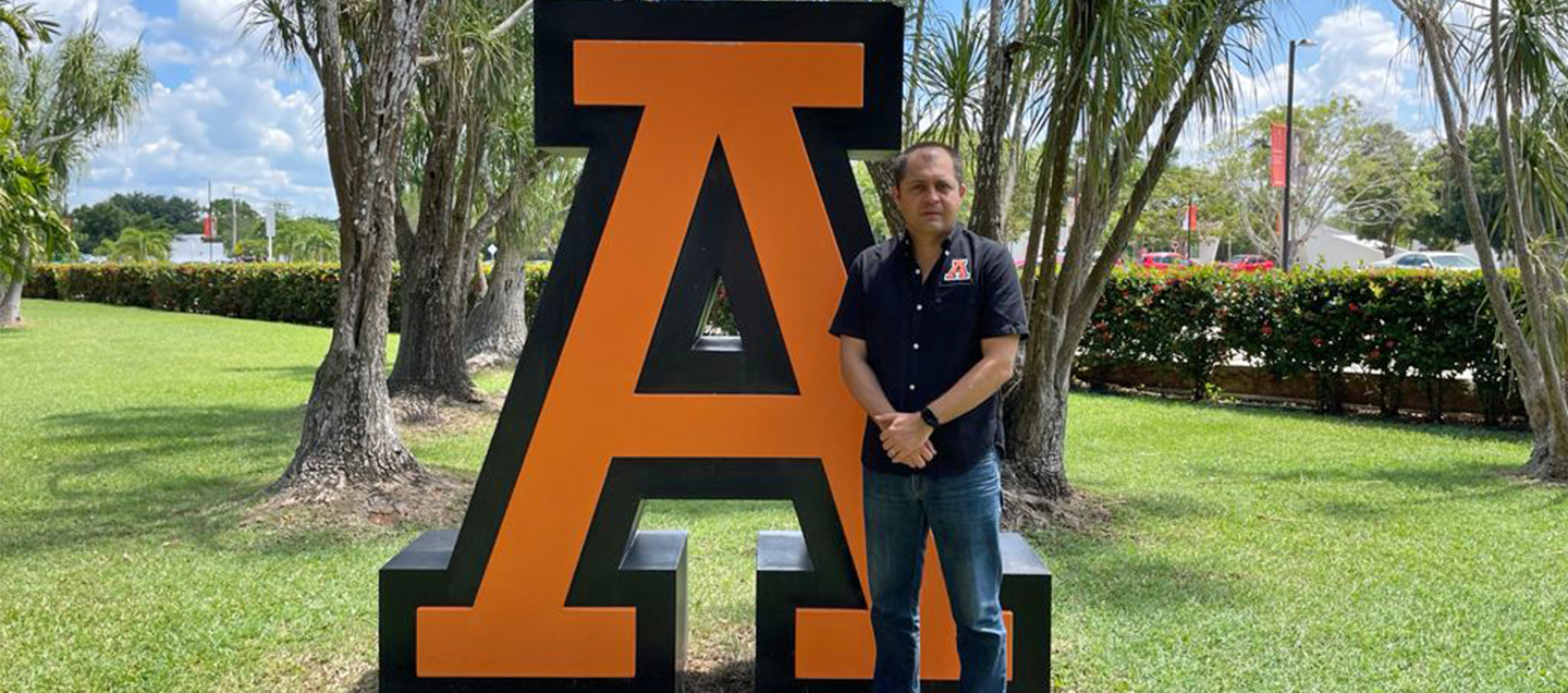 Alfredo Solís en el campus universitario de la Anáhuac Mayab