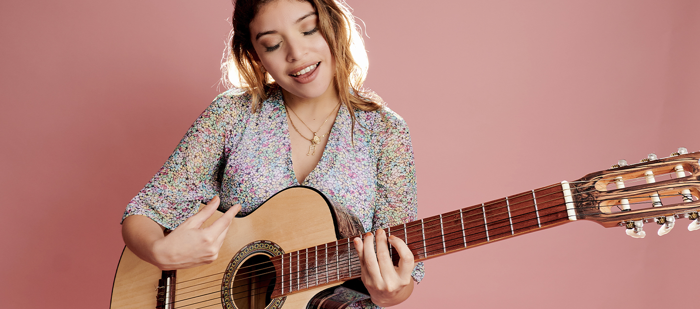 Kristhy Gutiérrez tocando la guitarra