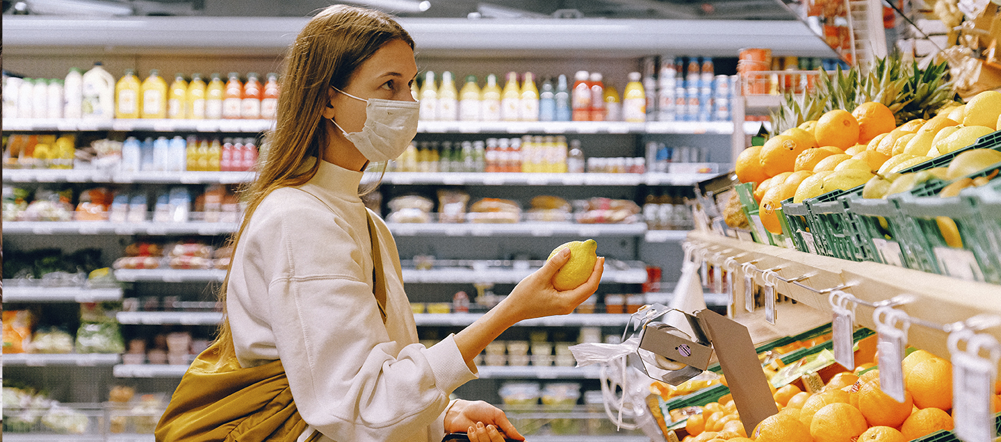Mujer compra en el supermercado con cubrebocas