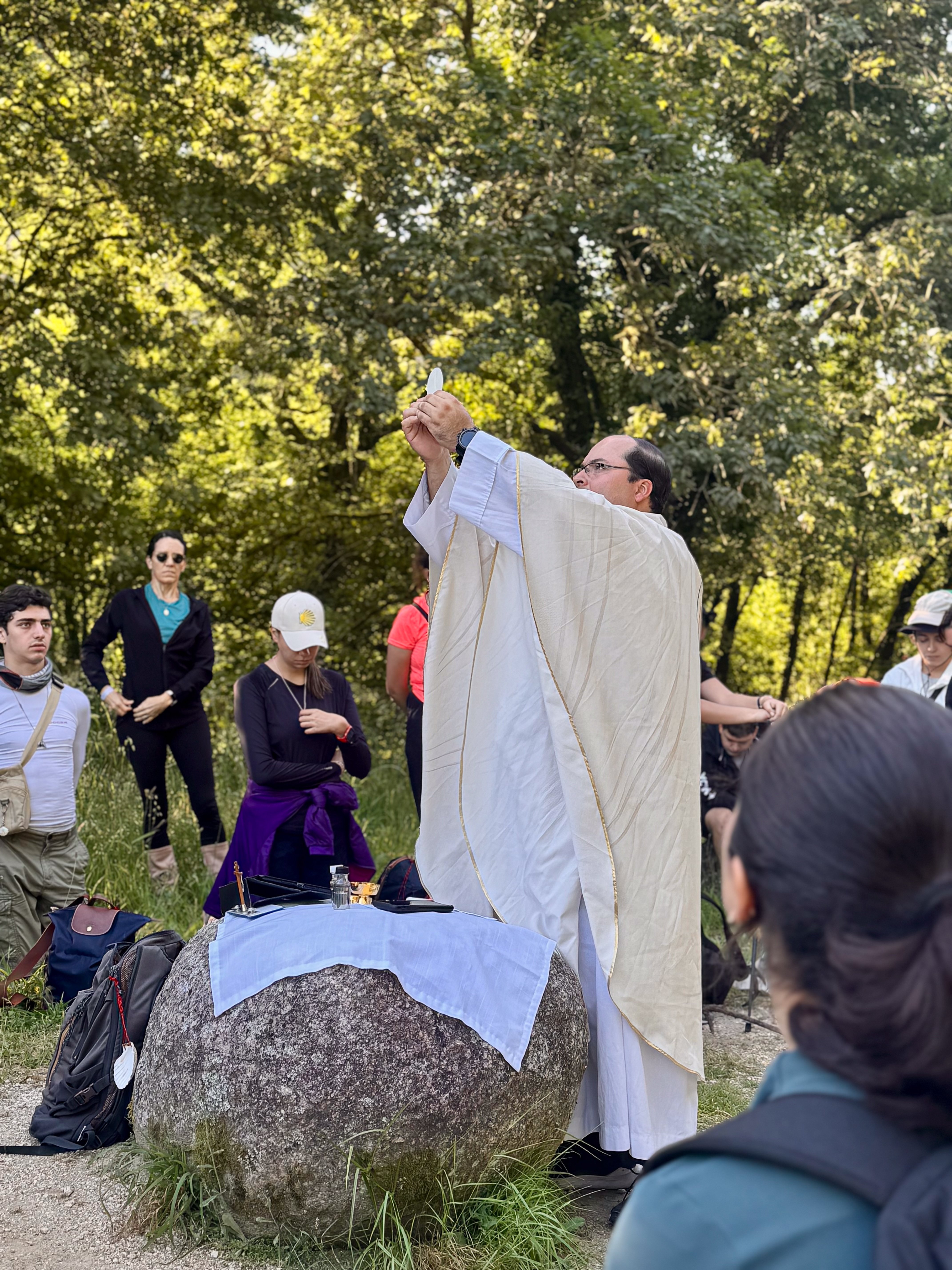 padre Arturo en celebración duarante el camino